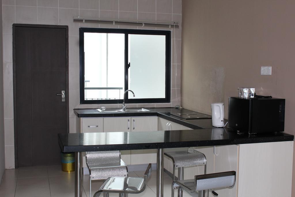 Tribeca Suites Кучинг Екстериор снимка