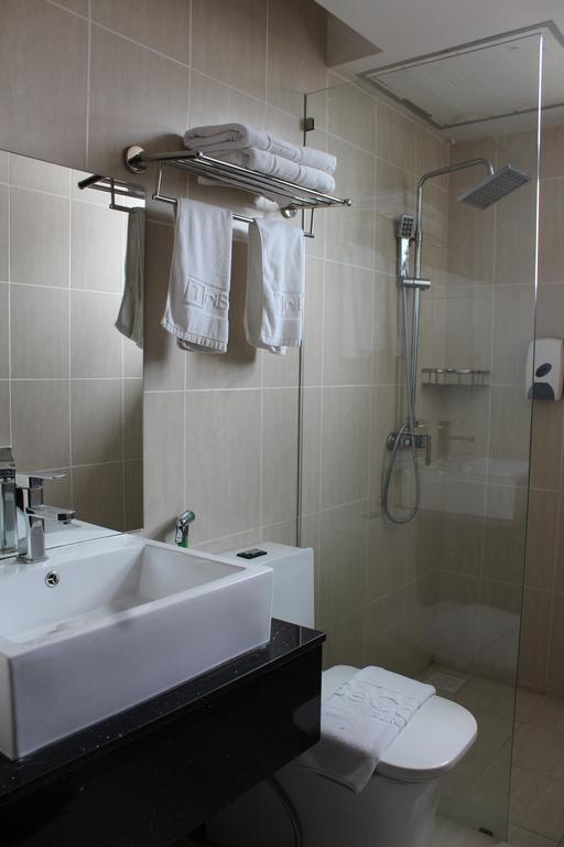 Tribeca Suites Кучинг Екстериор снимка