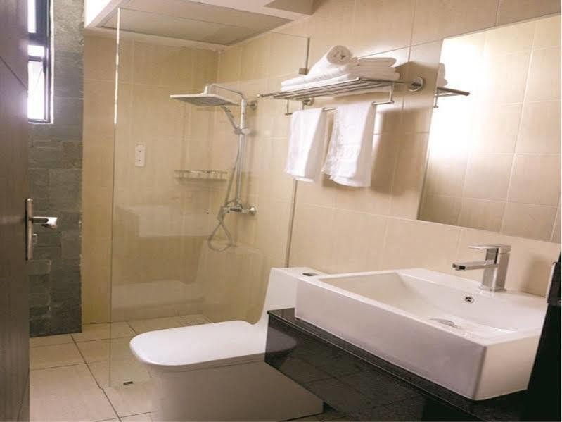 Tribeca Suites Кучинг Екстериор снимка