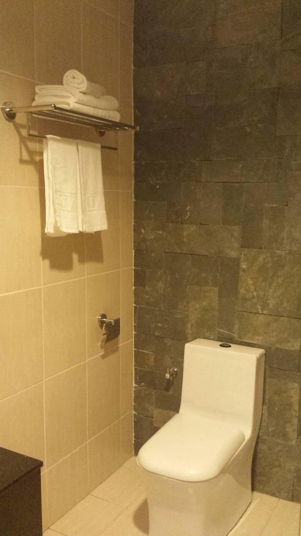 Tribeca Suites Кучинг Екстериор снимка